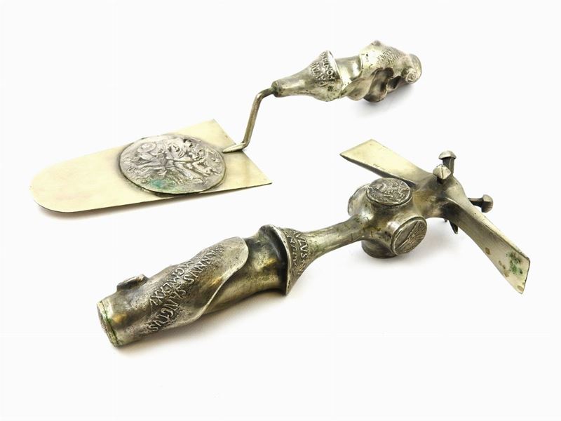 Coppia di Strumenti Papali in Argento
