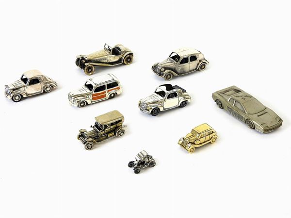 Nove modellini di automobili in argento e metallo argentato