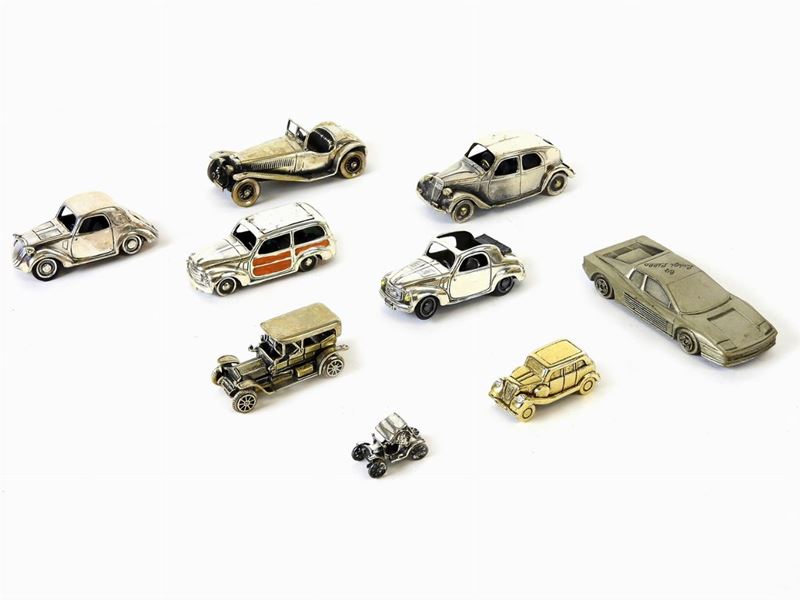 Nove Modellini di Automobili in Argento e Metallo Argentato