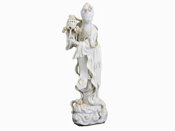Figura in porcellana  (Cina, XIX secolo)  - Asta Un antico casale: arredi e collezioni - II - III - Maison Bibelot - Casa d'Aste Firenze - Milano
