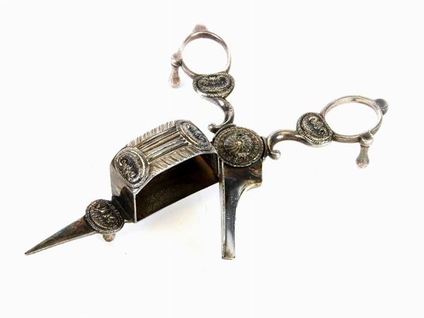 Silver Candle Snuffer Wick Trimmer  (Florence, 18th Century)  - Auction An antique casale: Furniture and Collections - II - III - Maison Bibelot - Casa d'Aste Firenze - Milano