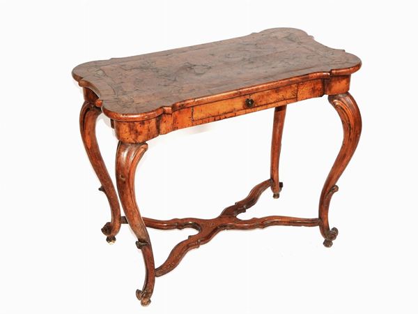 Burr Walnut Veneered Table  (mid 18th Century)  - Auction An antique casale: Furniture and Collections - II - III - Maison Bibelot - Casa d'Aste Firenze - Milano