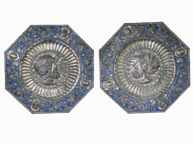 Coppia di Elemosinieri in Metallo Argentato e Smalti Blu