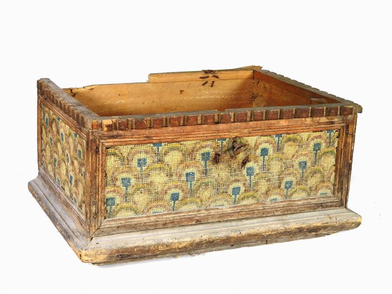 Frammento di Forziere Rivestito in Antico Tessuto Dipinto