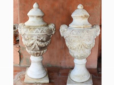 Coppia di Vasi da Giardino in Marmo