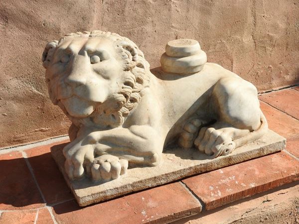 Antico leone stiloforo in marmo