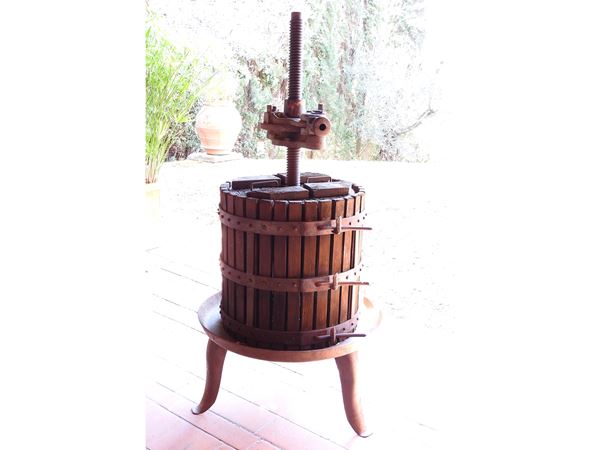 Antico torchio da uva in legno e ferro