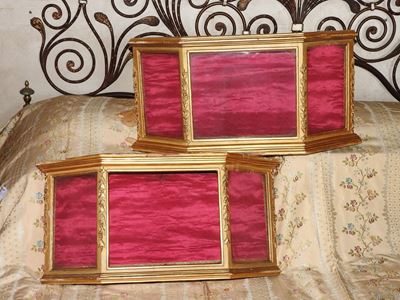 Coppia di Vetrinette Pensili in Legno Intagliato e Dorato