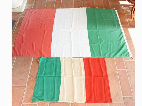 Due bandiere italiane  - Asta Un antico casale: arredi e collezioni - I - II - Maison Bibelot - Casa d'Aste Firenze - Milano