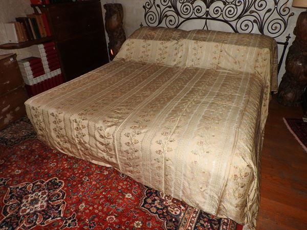 Silk Blend Bedspread  - Auction An antique casale: Furniture and Collections - I - II - Maison Bibelot - Casa d'Aste Firenze - Milano