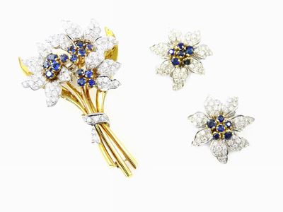 Parure Spilla e Orecchini in Oro Bianco, Giallo, Diamanti e Zaffiri