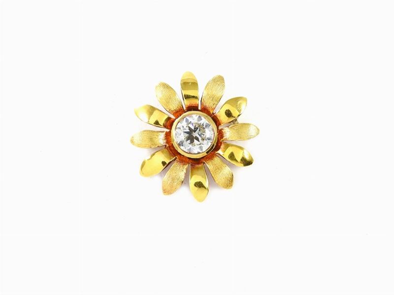 Spilla in Oro Giallo Lucido e Satinato con Diamante