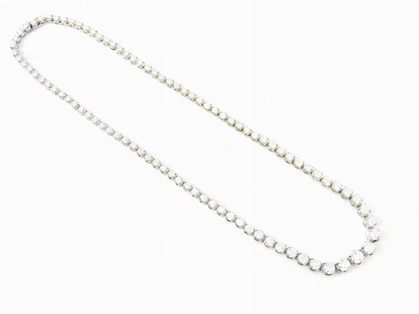White gold and diamonds graduated necklace