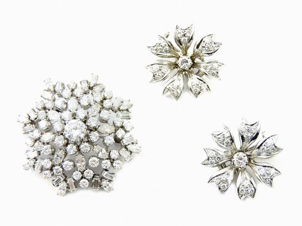 Parure of platinum brooch and white gold earrings with diamonds