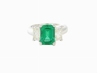 Anello in Oro Bianco con Diamanti e Smeraldo