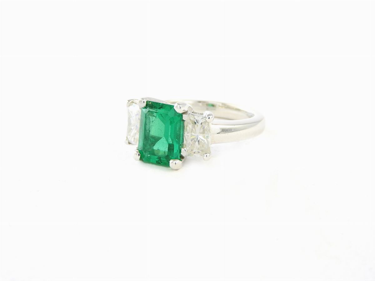 Anello in Oro Bianco con Diamanti e Smeraldo