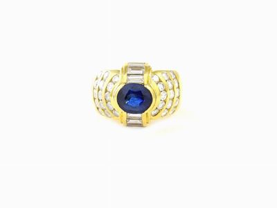 Anello in Oro Giallo con Diamanti e Zaffiro