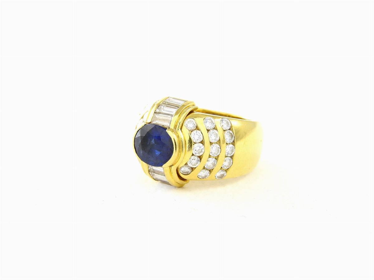 Anello in Oro Giallo con Diamanti e Zaffiro