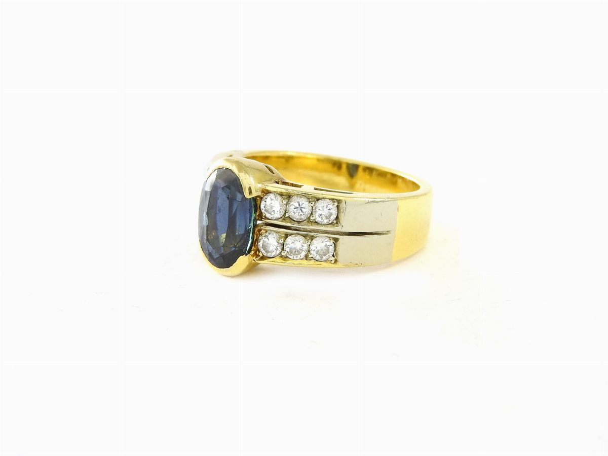 Anello in Oro Giallo con Diamanti e Zaffiro