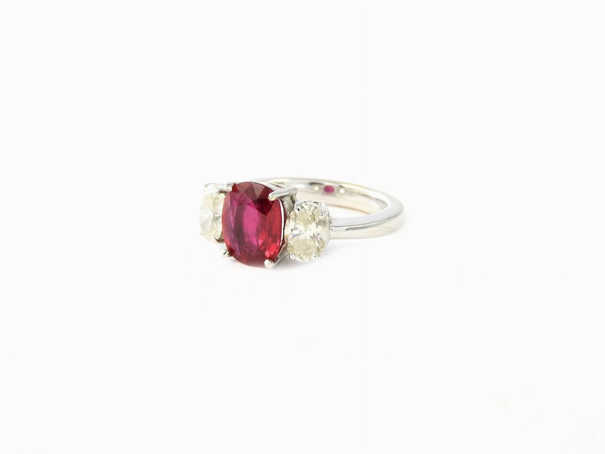 Anello in Oro Bianco con Diamanti e Rubino