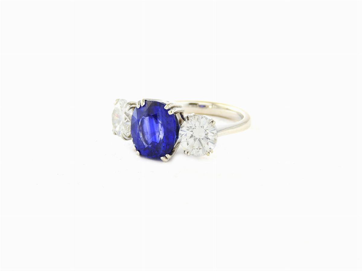 Anello in Oro Bianco con Diamanti e Zaffiro