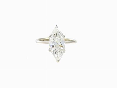 Anello Solitario in Oro Bianco con Diamante Taglio a Navette