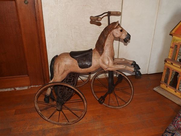 Cavallino a triciclo in legno laccato