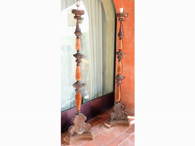 Coppia di Torciere in Metallo Argentato e Legno Rivestito in Velluto