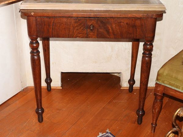 Tavolino impiallacciato in noce  (XIX secolo)  - Asta Un antico casale: arredi e collezioni - I - II - Maison Bibelot - Casa d'Aste Firenze - Milano
