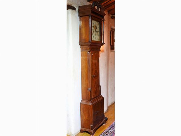 Walnut Venered Tower Clock  (England, 19th Century)  - Auction An antique casale: Furniture and Collections - I - II - Maison Bibelot - Casa d'Aste Firenze - Milano