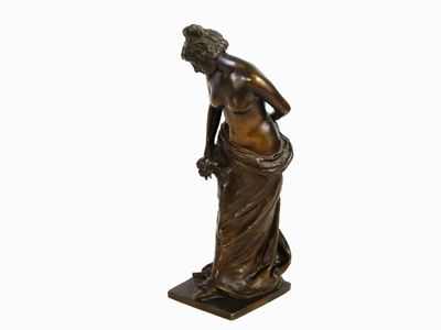Figura Femminile con Panneggio