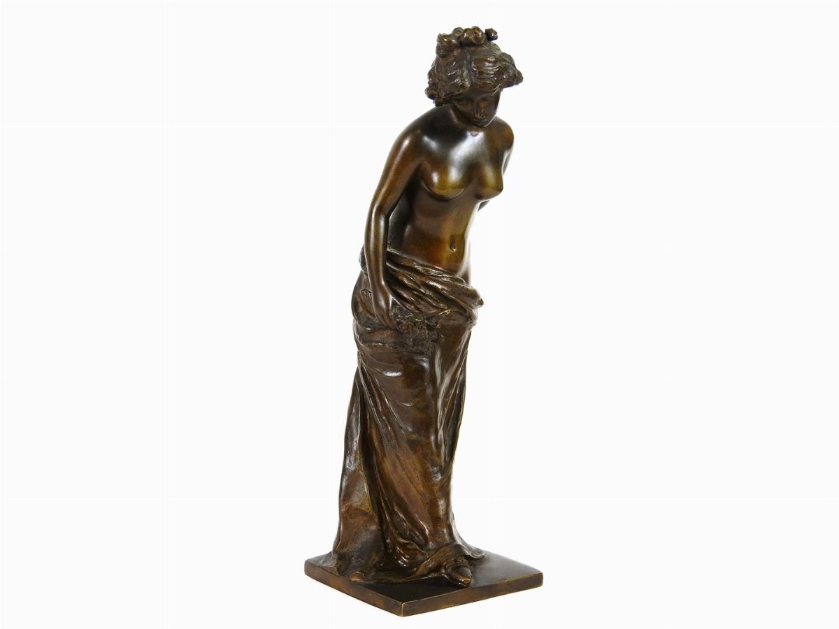 Figura Femminile con Panneggio