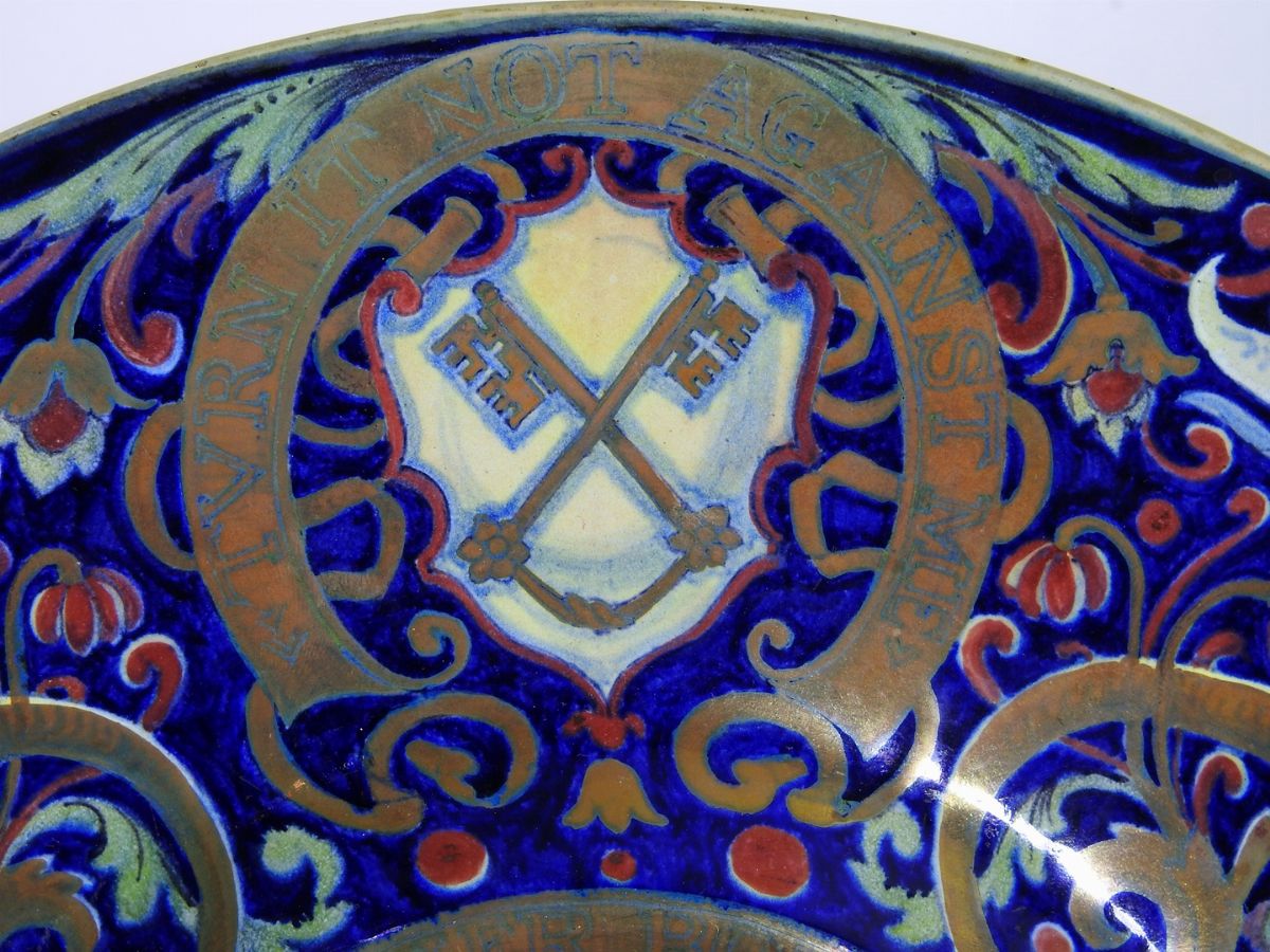 Piatto in Terracotta Smaltata a Lustro