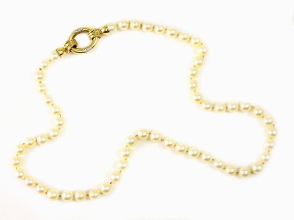 Akoya cultured pearls necklace with yellow and white gold clasp set with diamonds