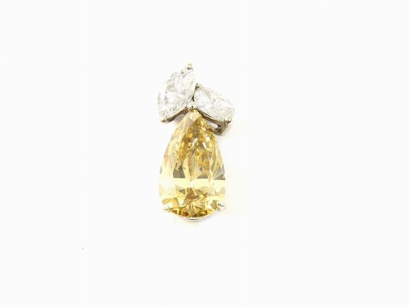 Pendente in Oro Bianco con Diamante "champagne" e Diamanti Incolori