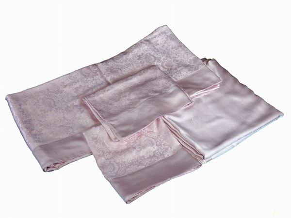 Pink Silk Double Bed Linen  (Florence, Baroni)  - Auction An antique casale: Furniture and Collections - I - II - Maison Bibelot - Casa d'Aste Firenze - Milano