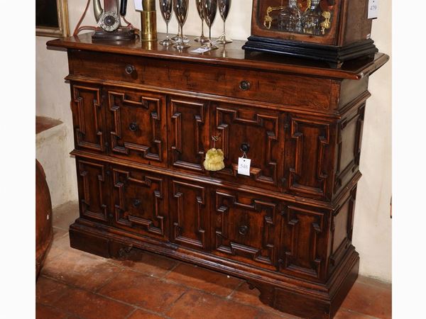 Small Walnut Cupboard  - Auction An antique casale: Furniture and Collections - I - II - Maison Bibelot - Casa d'Aste Firenze - Milano