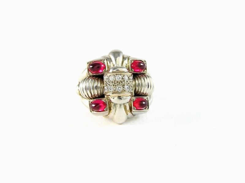 Anello in Platino con Diamanti e Paste Vitree Rosse
