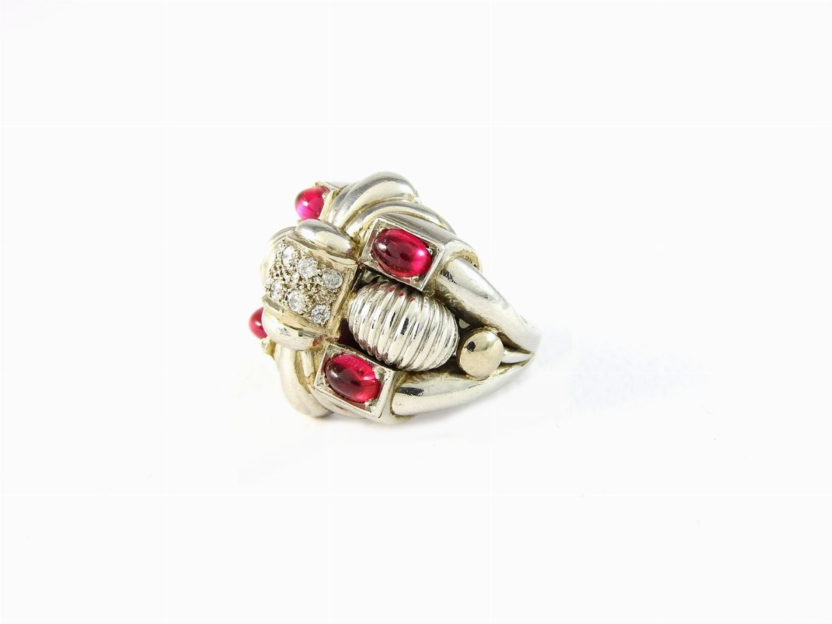 Anello in Platino con Diamanti e Paste Vitree Rosse