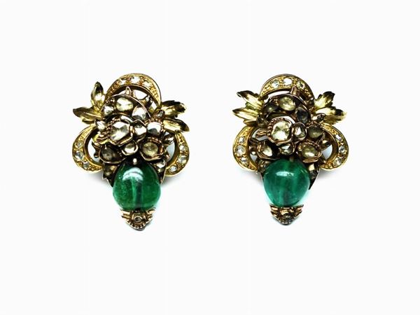 Red low alloyed gold and yellow gold earrings with diamonds and emeralds