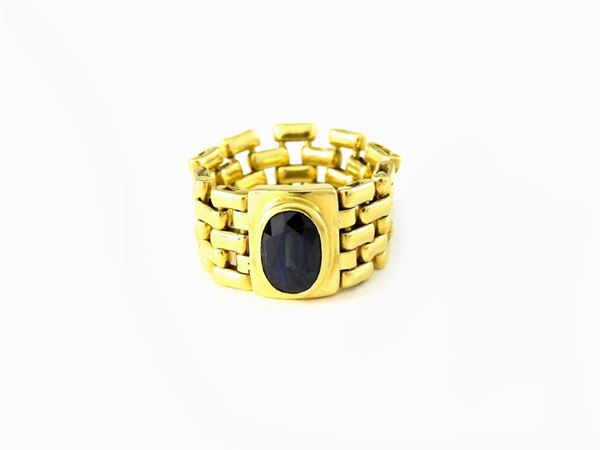 Yellow gold ring with sapphire