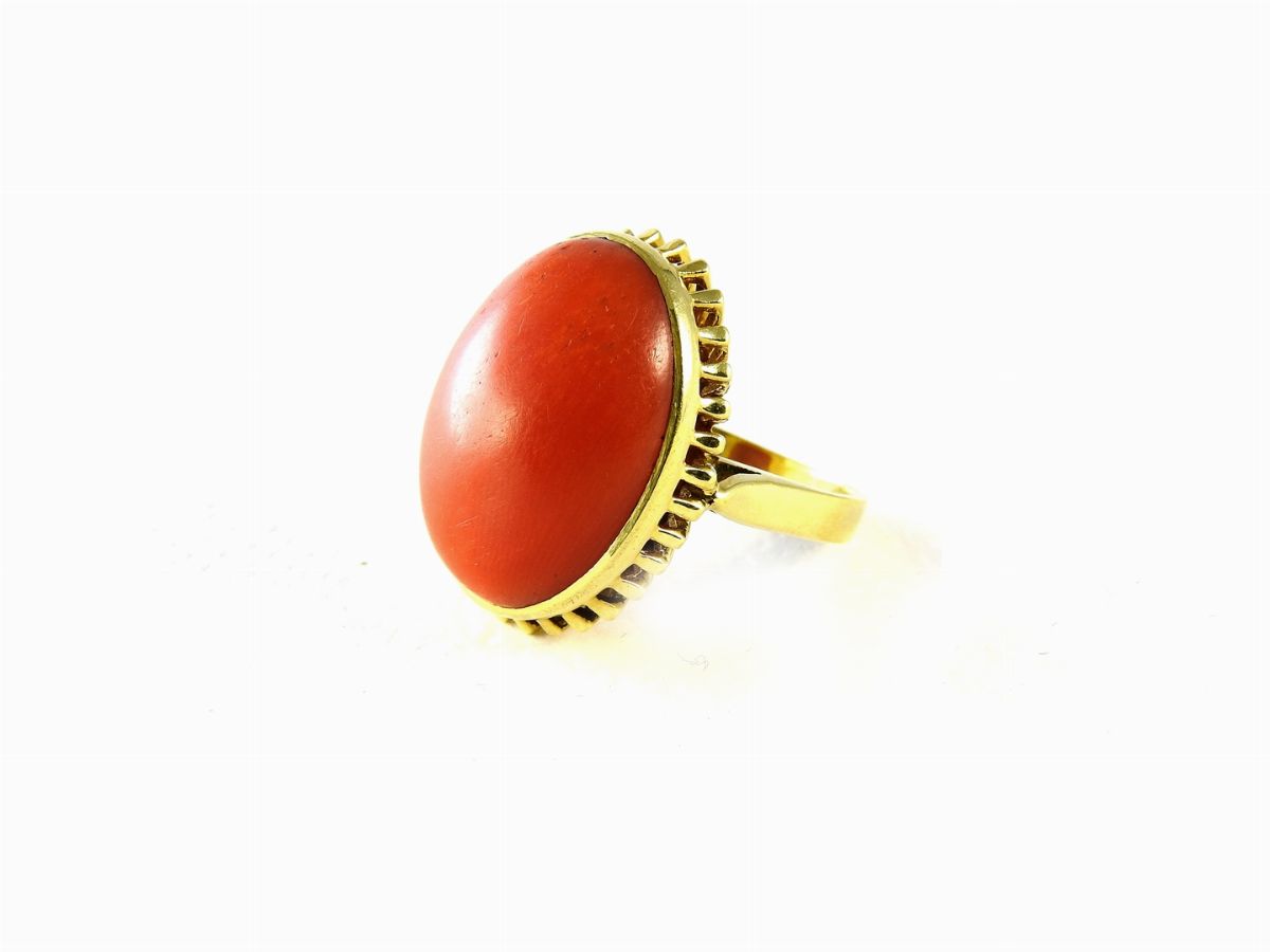 Anello in Oro Giallo con Corallo Rosso