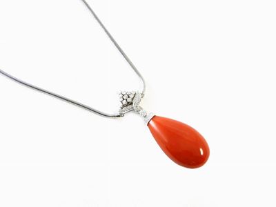 Pendente in Oro Bianco, Diamanti e Corallo Rosso con Catenina in Oro Bianco