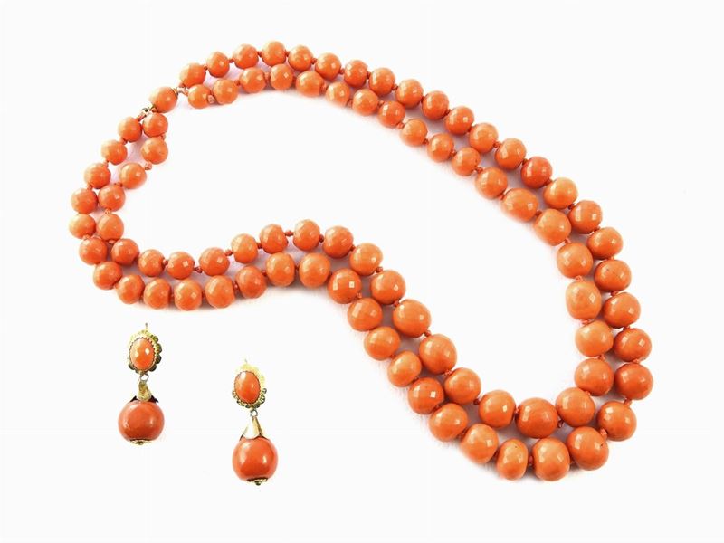 Collana a Due Fili Scalari di Corallo Rosso Sfaccettato e Orecchini in Oro Giallo e Corallo Rosso