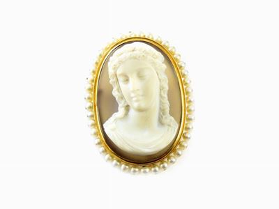Spilla in Oro Giallo con Agata Sbalzata e Perle