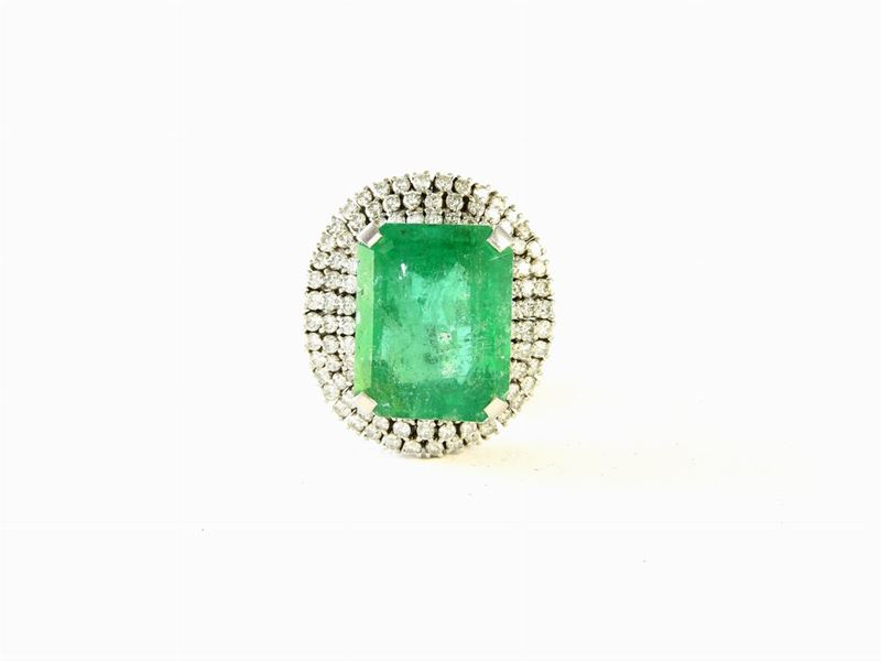 Anello in Platino, Diamanti e Smeraldo