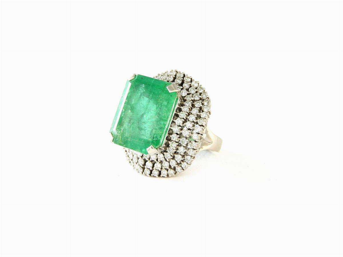 Anello in Platino, Diamanti e Smeraldo