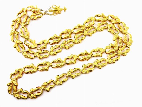 Lunga collana a maglie vuote in oro giallo con pendente