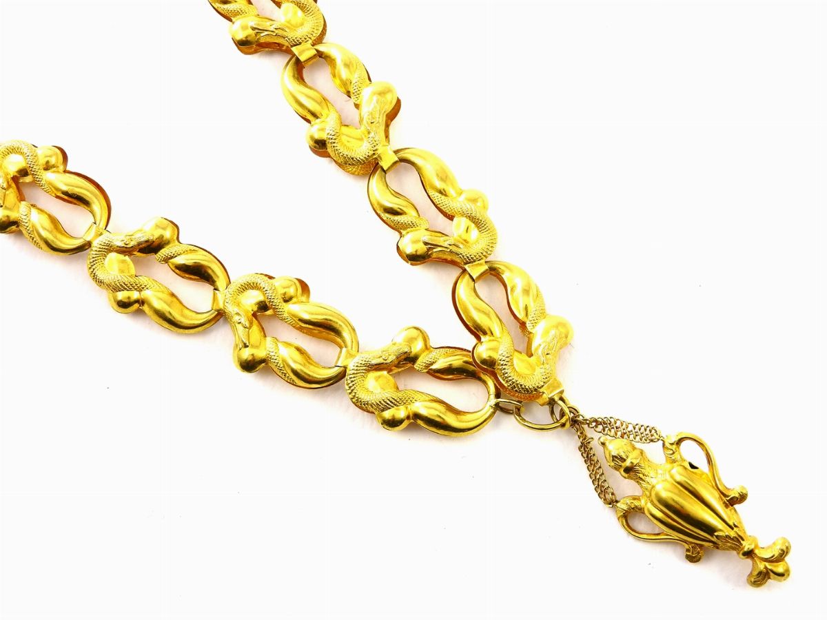 Lunga Collana a Maglie Vuote in Oro Giallo con Pendente