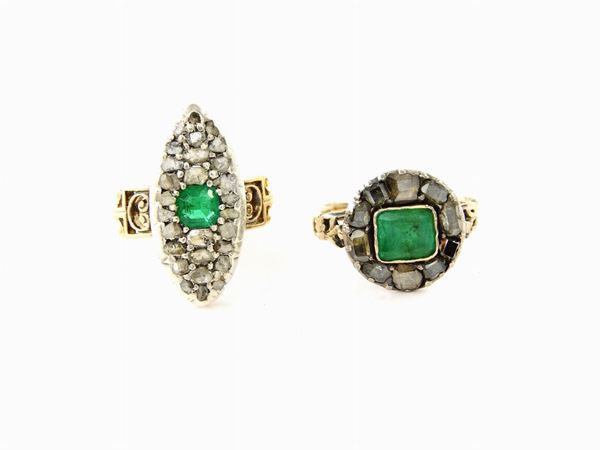 Due anelli in oro giallo e argento con diamanti e smeraldi